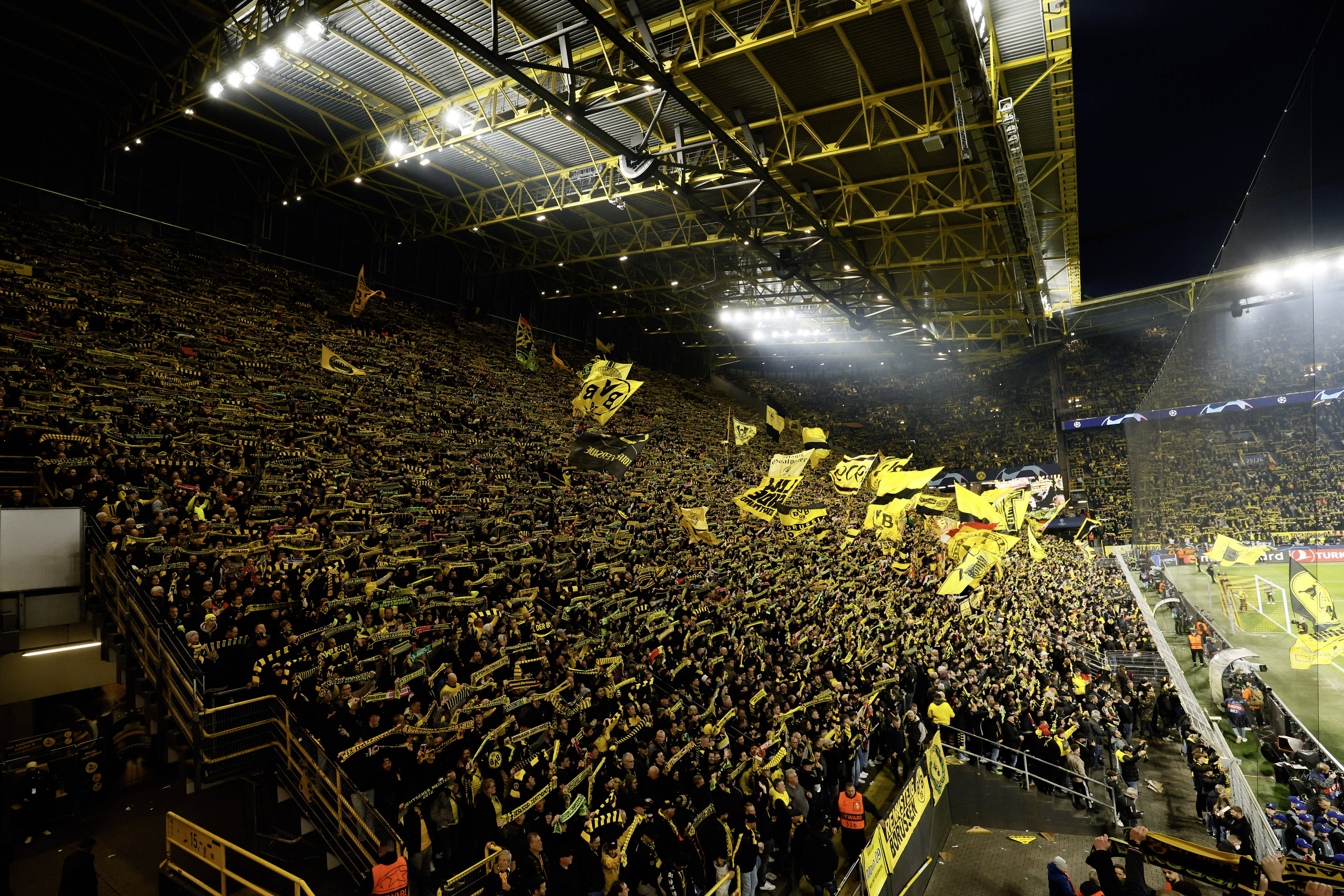 舞台精彩绝伦!欧预赛比赛现场球迷热情高涨的简单介绍 舞台精彩绝伦!欧预赛比赛现场球迷热情高涨的简单介绍