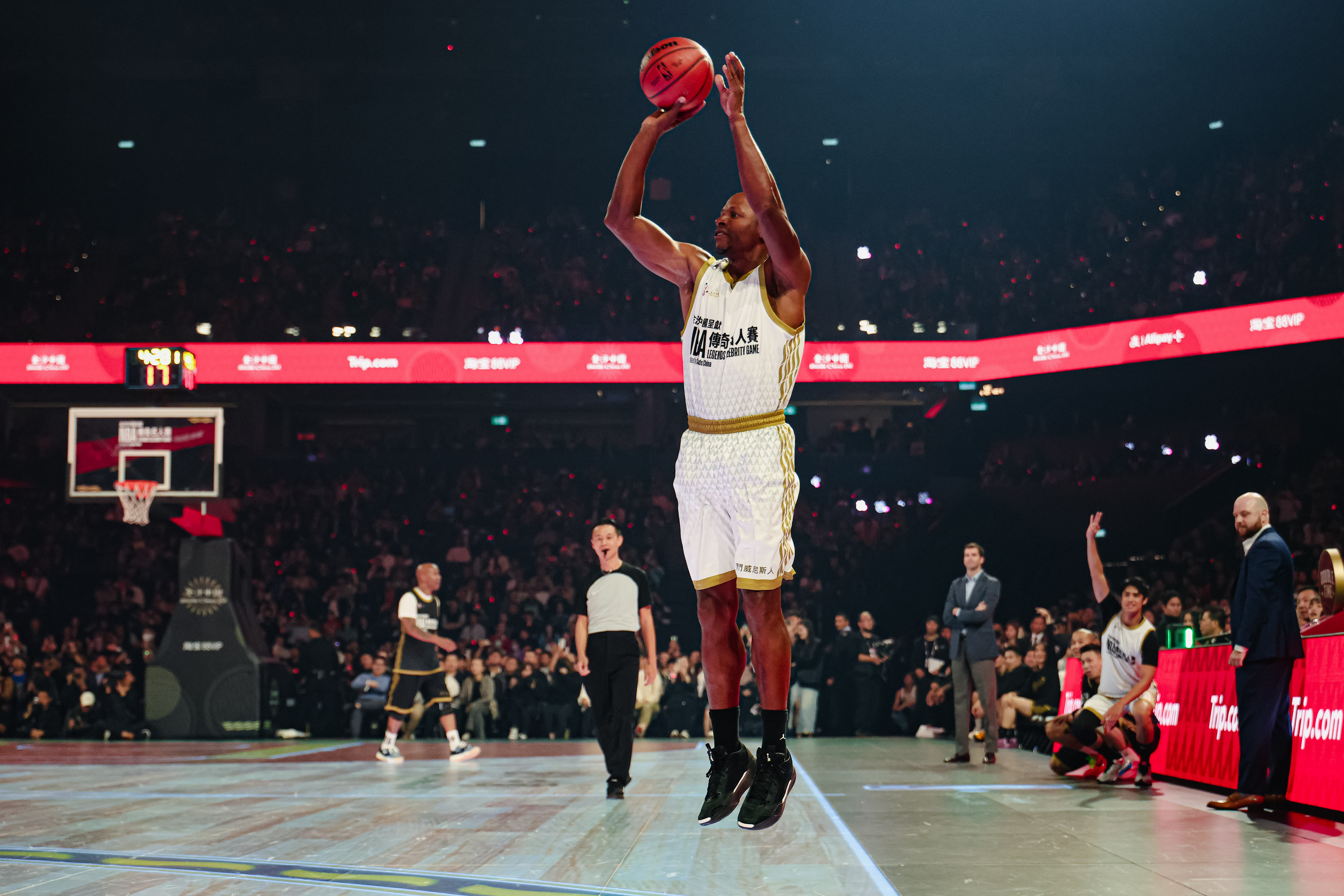 九游体育平台-NBA顶级球员互动频频,粉丝热议球星表现的简单介绍