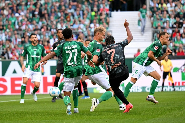 九游娱乐官方网站-不莱梅客场比赛,坚守防线争取胜利