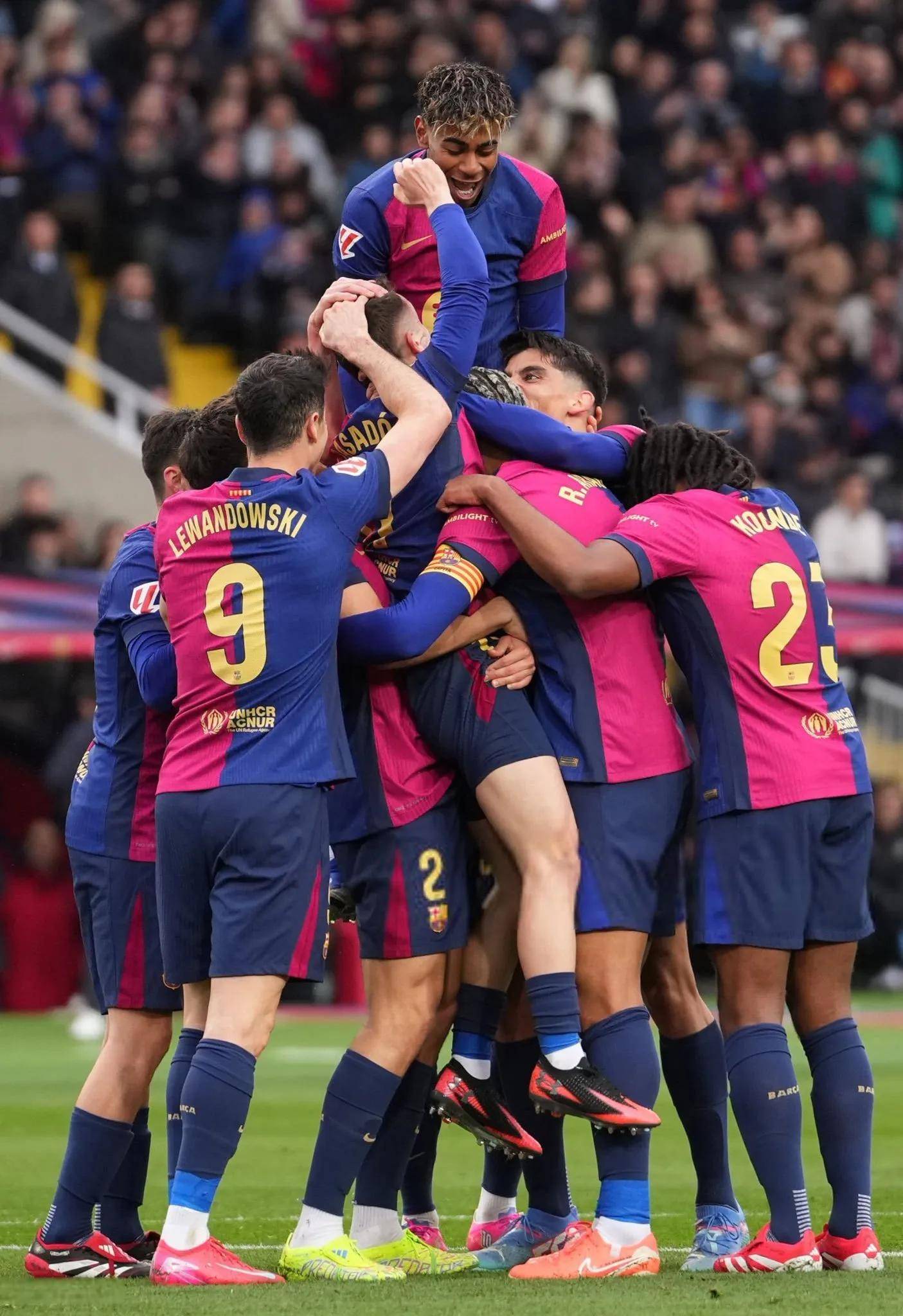 曼联客场遭遇狂轰球队防线破绽 曼联客场遭遇狂轰球队防线破绽