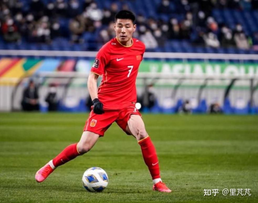 足球比赛现场球员体能充沛展现拼搏精神 足球比赛现场球员体能充沛展现拼搏精神