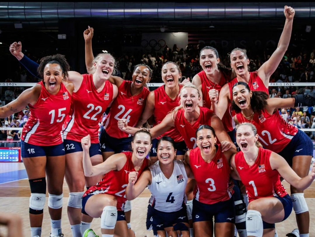 美国队在女子排球比赛中展现出强大实力 美国队在女子排球比赛中展现出强大实力