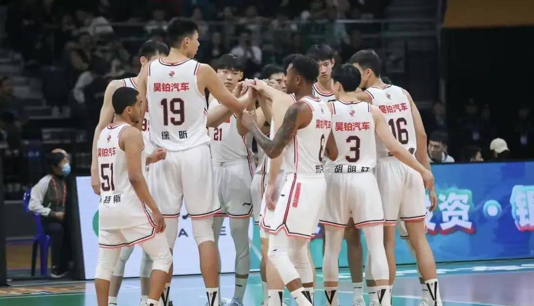 新赛季CBA比赛掀起热潮,各队团结奋战 新赛季CBA比赛掀起热潮,各队团结奋战