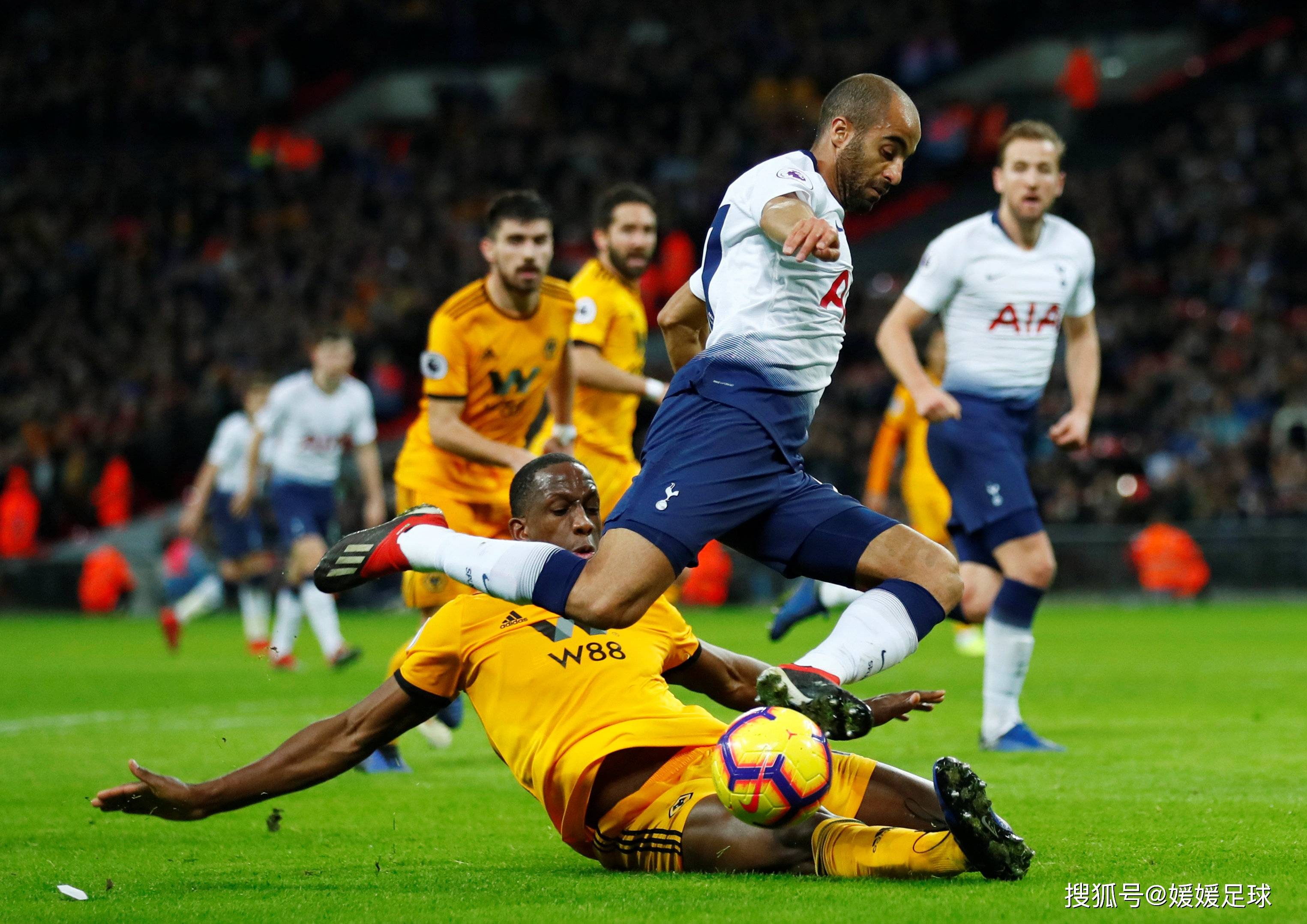 足球盛宴火热进行,比赛场面精彩绝伦 足球盛宴火热进行,比赛场面精彩绝伦