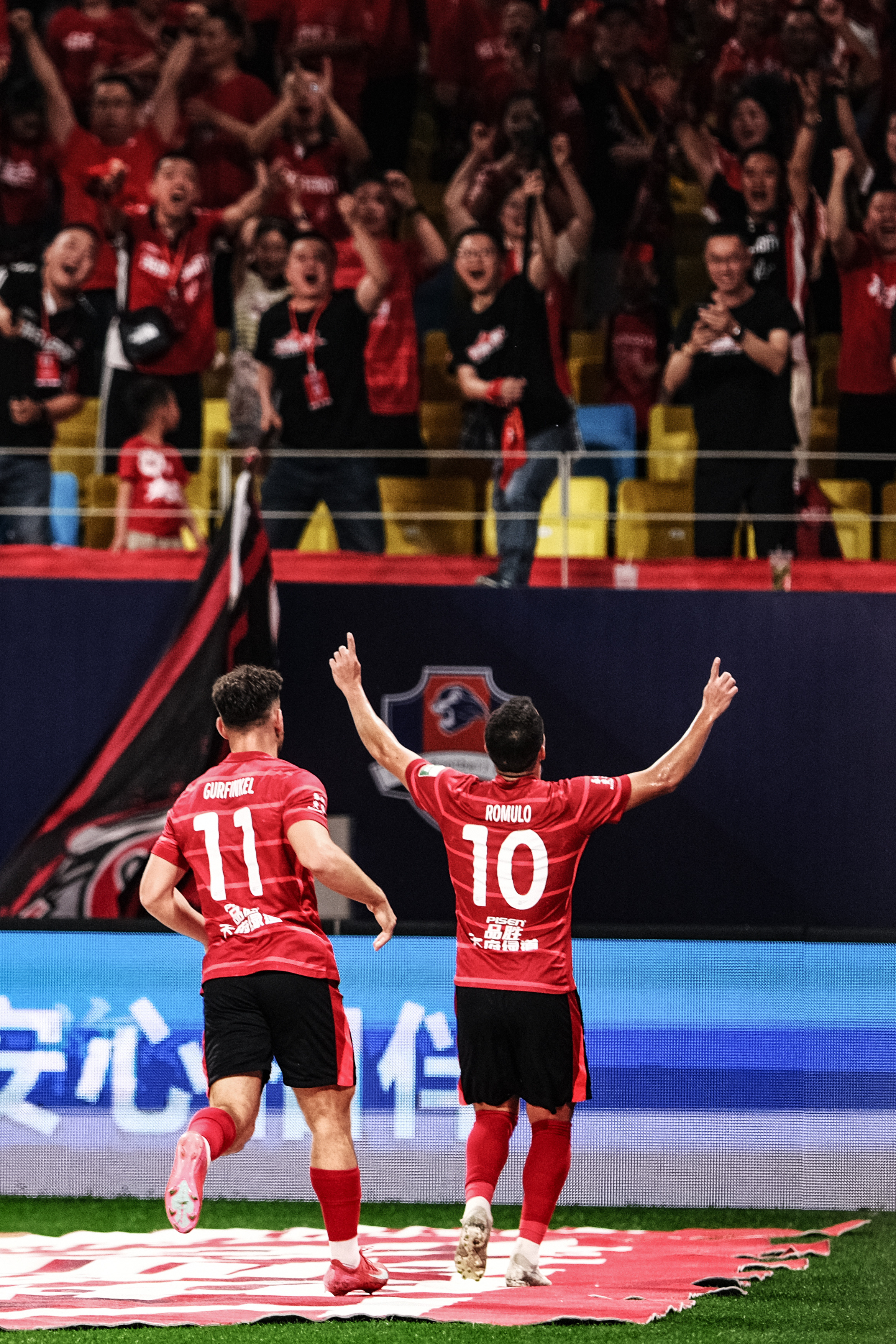 足球赛场拥挤事件频发,安保措施加强 足球赛场拥挤事件频发,安保措施加强