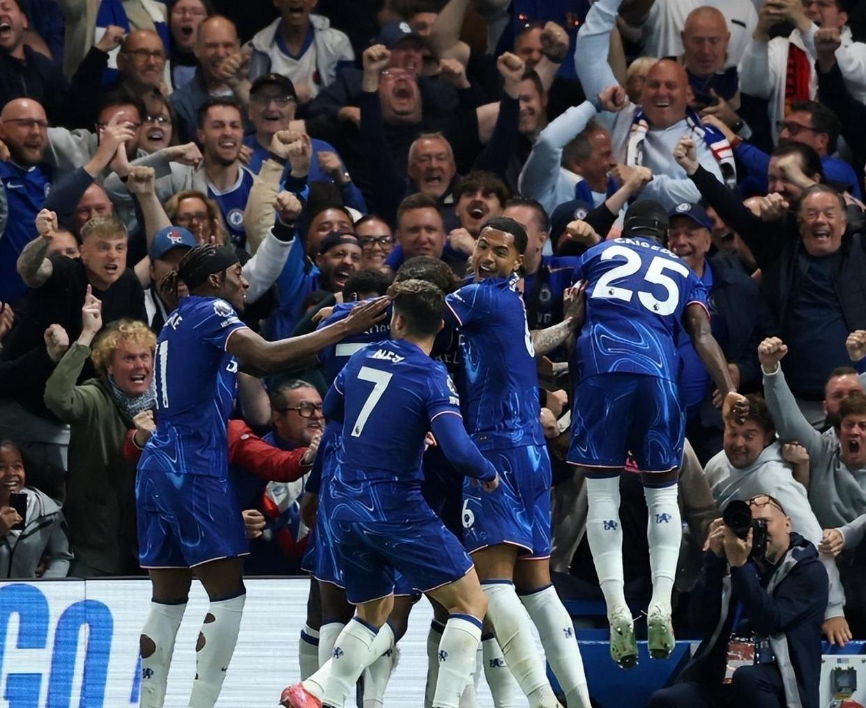 曼城主场大胜,登顶英超积分榜顶尖阵地 曼城主场大胜,登顶英超积分榜顶尖阵地