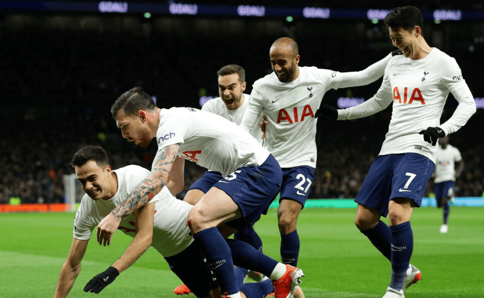 九游体育官方入口-托特纳姆热刺大获胜利，晋级四强