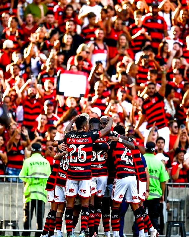 欧洲足球豪门交锋,球迷热情高涨,胜负悬念 欧洲足球豪门交锋,球迷热情高涨,胜负悬念