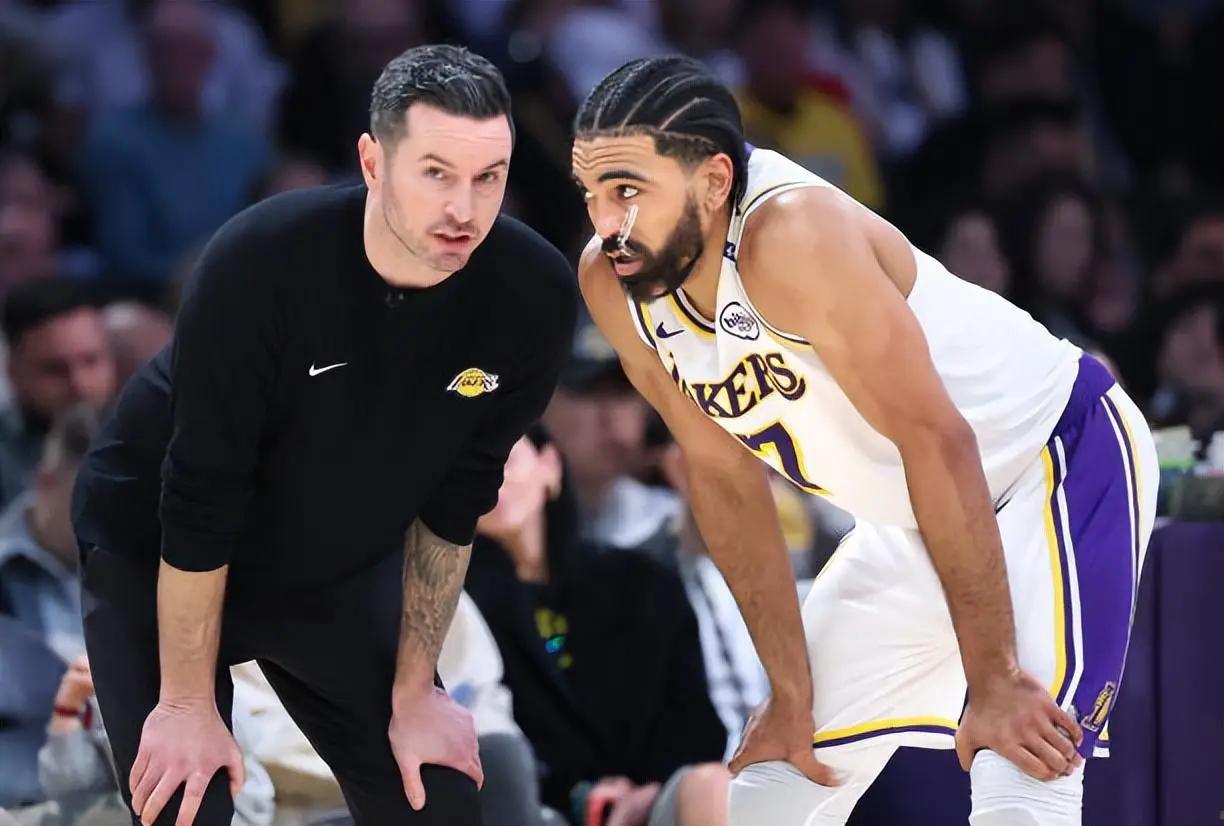 化危为机!球队半场调整后全面反扑 化危为机!球队半场调整后全面反扑