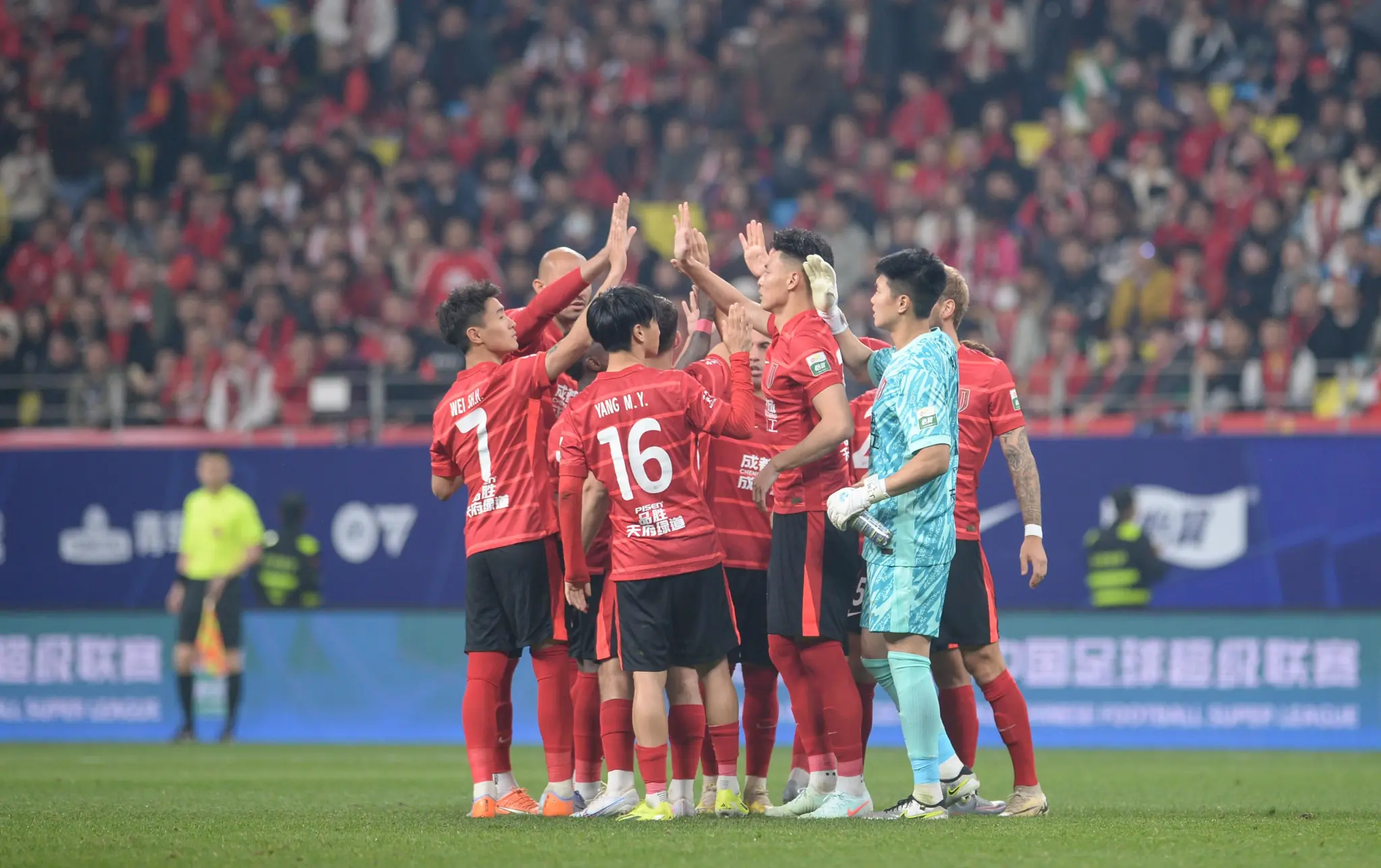 足球赛场上场面紧张,球队实力均衡 足球赛场上场面紧张,球队实力均衡