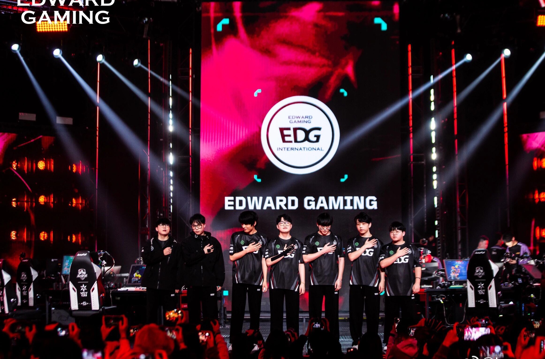 九游体育直播-EDG鏖战JDG，Deft团战一打五焦点之战2025世界赛，留下经典瞬间的简单介绍