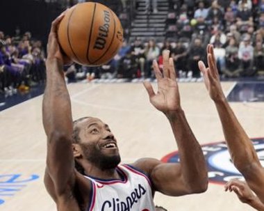 九游体育-篮球比赛中一名球员成功完成绝杀