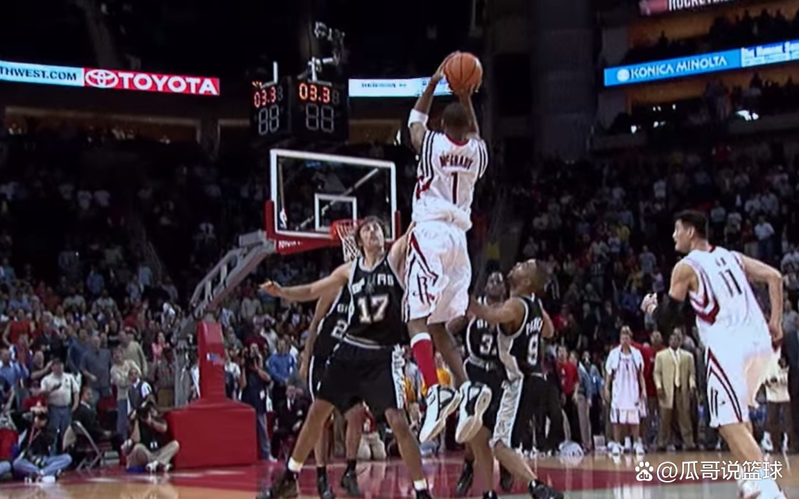 篮球比赛中一名球员成功完成绝杀 篮球比赛中一名球员成功完成绝杀