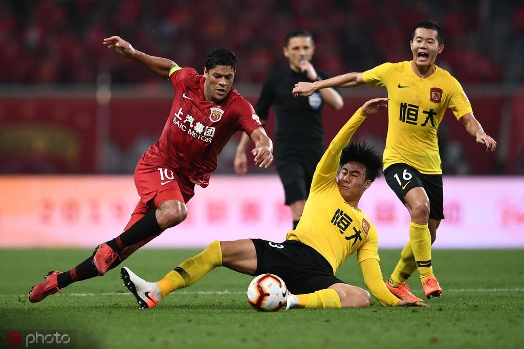 九游体育直播-撕咬之战！国安擒恒大，磅礴之势令人望尘莫及