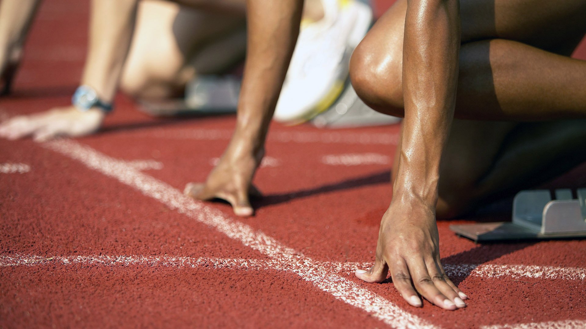 九游体育-钢铁脉动，班凯罗于拉斯维加斯不眠夜的关键超车